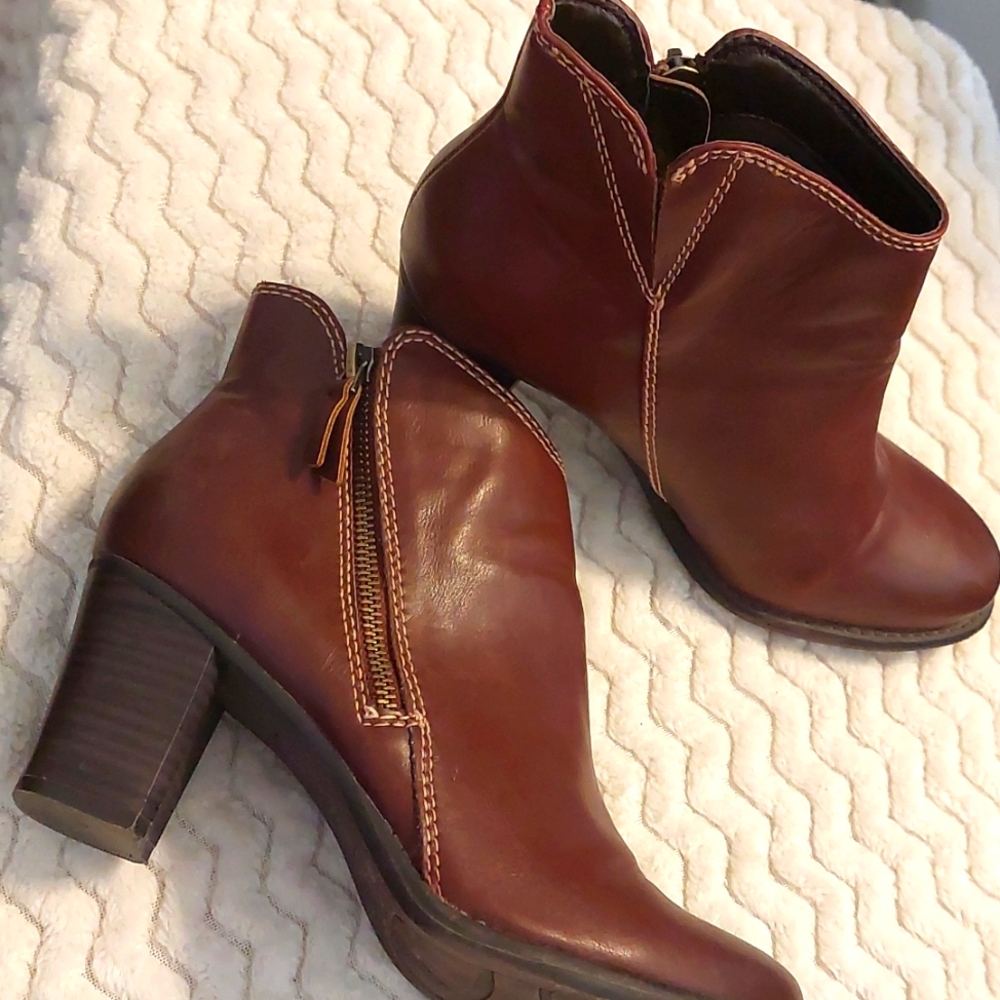 Beautiful pair of Natural Soules, by Naturalizer in a deep burgundy size 8 m.